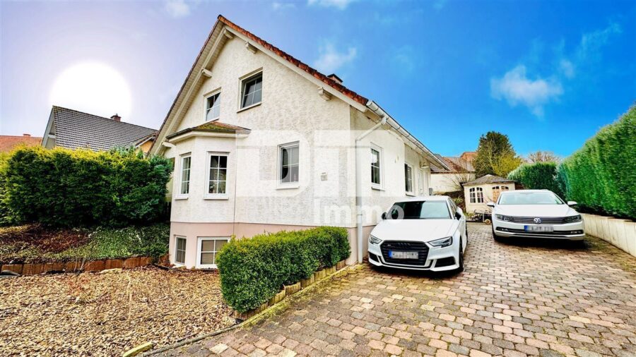 Hochwertiges Einfamilienhaus in traumhafter Ortsrandlage mit Einliegerbereich - Frontansicht Einfahrt / Parkplätze